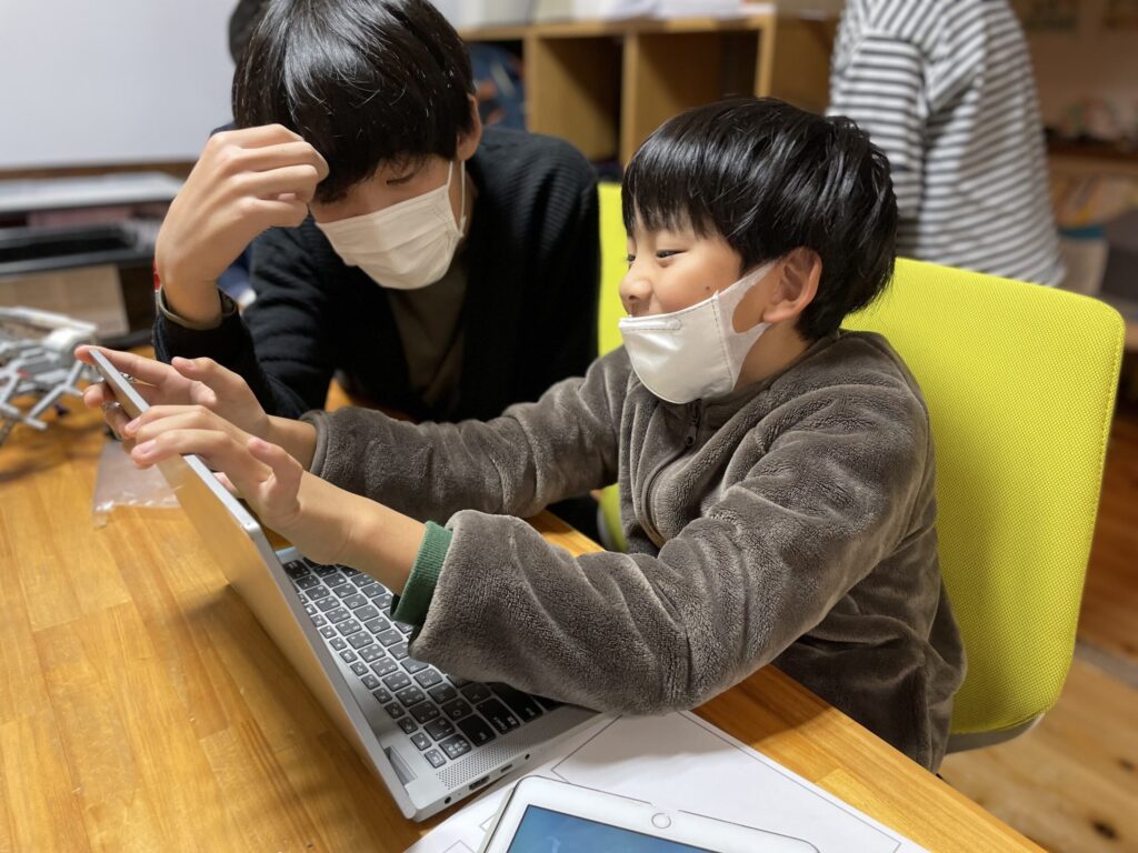 TTT津山田町校_プログラミングキッズコースで学ぶ子ども