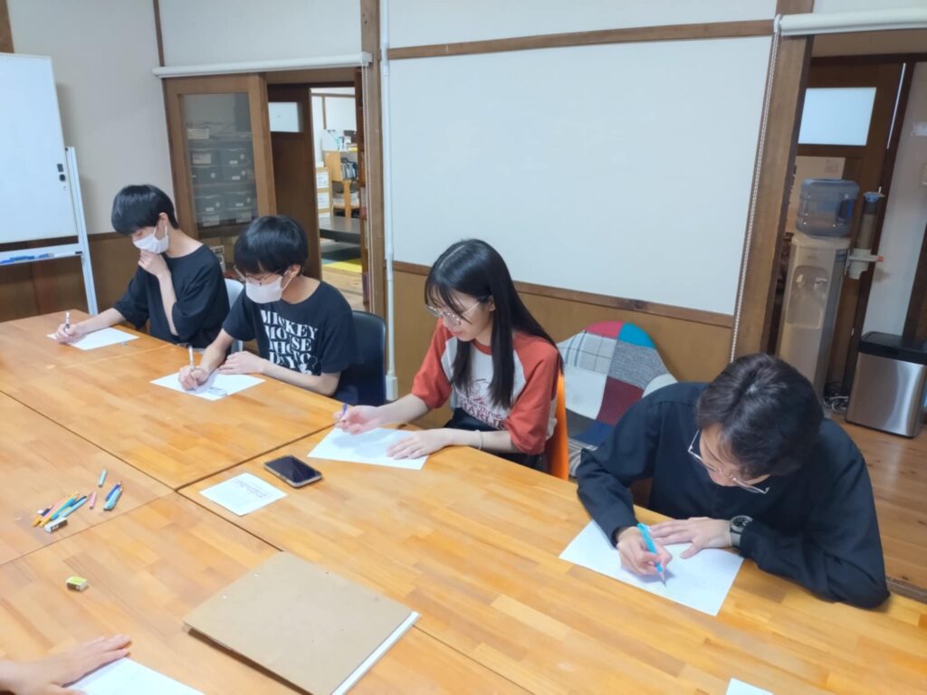 津山高専の学生コーチが研修で学習している様子